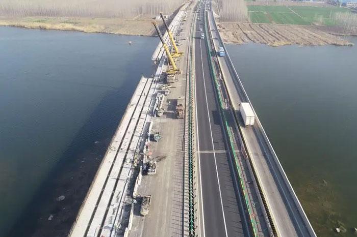 **高速公路改扩建项目
